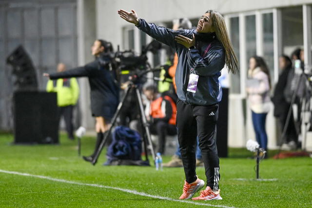  La DT dando indicaciones en el partido amistoso que la Bicolor femenina jugó contra Argentina en julio. Foto: Antonio Melgarejo - La República 