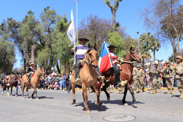 En Atacama se celebró el desfile militar en honor a los 213º aniversario de Chile y del Ejercito. Foto: DPRAtacama/ X   
