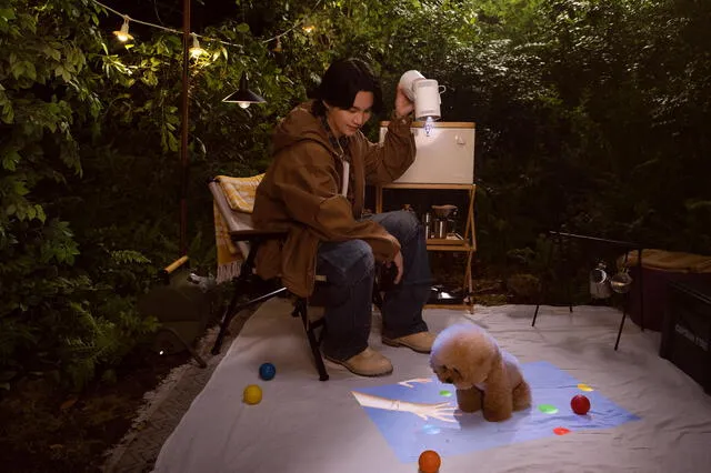  Suga compartiendo tiempo con un perro. Foto: Samsung TV 