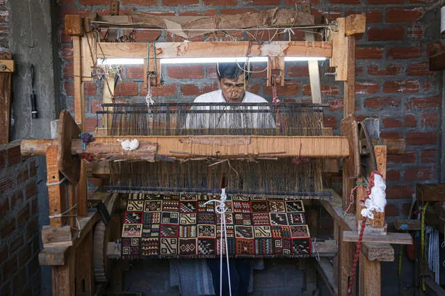 Manos a la obra. El maestro Edwin Sulca en su taller ubicado en el barrio Yurac Yurac de la ciudad de Huamanga, Ayacucho. Foto: Claudia Alva   
