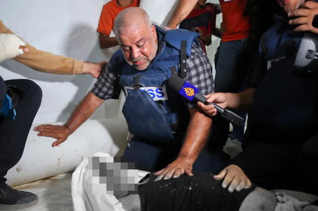 Wael Dahdouh llorando sobre el cuerpo de uno de sus hijos que perdió la vida en un refugio. Foto: Majdi Fathi/AFP   