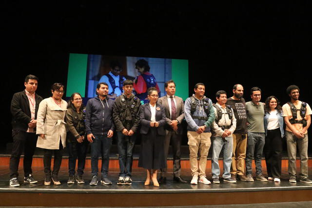 Parte de la comunidad sorda e intérpretes de Señas Peruanas reunidos en el Gran Teatro de Lima. Foto: Andina   