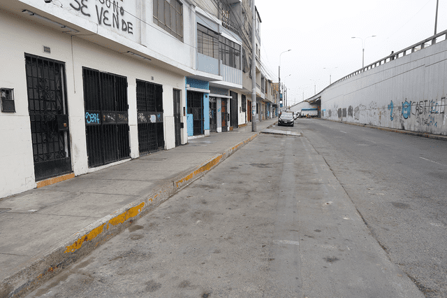 En la cuadra 30 de la av. Perú, debido al bypass, hay pocos peatones y casi no hay negocios. Foto: John Reyes/La República   
