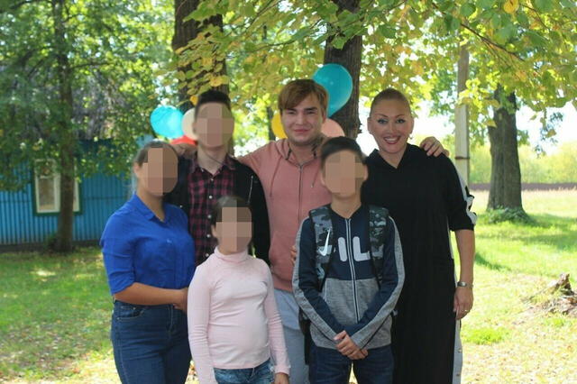 Aisylu Chizhevskaya-Mingalim con 5 de sus 6 hijos adoptivos, entre ellos Daniel Chizhevsky. Foto: Tatar-inform   