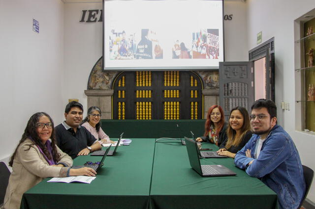 Patricia Zárate junto al equipo del Área de Estudios de Opinión. Foto: Marco Cotrina/La República   