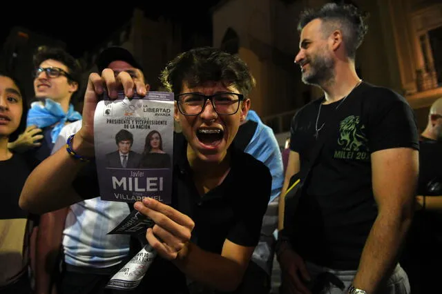  Simpatizantes de Javier Milei, celebran en las calles tras conocer los resultados. Foto: Agencia EFE    