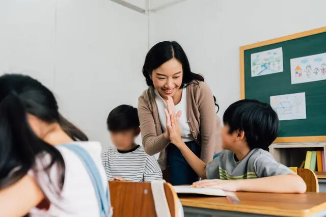 Singapur prioriza elegir buenos profesores, a quienes les ofrecen buenas remuneraciones. Foto: Shutterstock   
