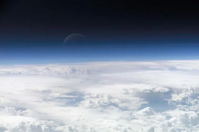  Donde acaba el halo de luz, en la imagen, acaba la atmósfera. Foto: NASA 
