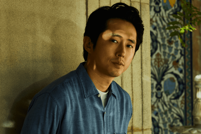  Steven Yeun es conocido por su papel de Glenn en 'The Walking Dead'. Foto: Backstage   