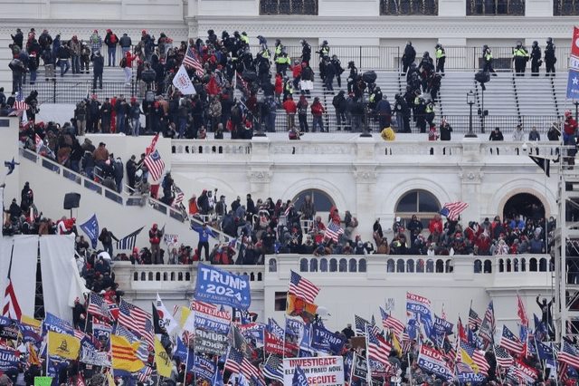 Entre los imputados en el marco de ese asalto está el propio Trump, objeto de dos procesos penales en Washington DC y en Georgia por sus intentos por revertir. Foto: EFE   