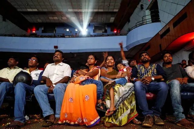 La población de la India acude en familia a los cines debido a sus bajos costos. Foto: The Wall Street Journal   