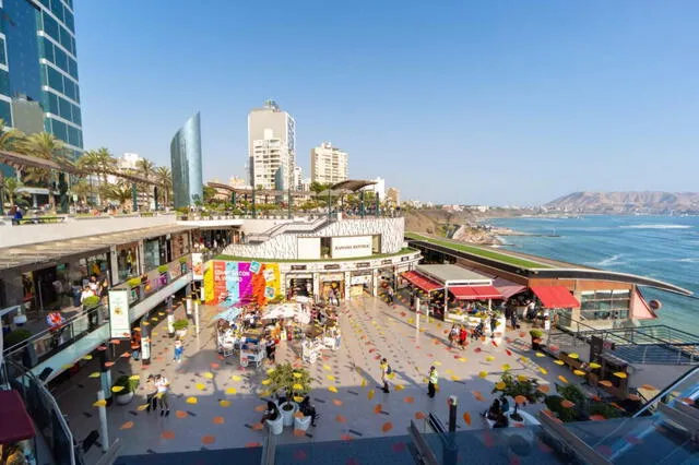 Larcomar, ubicado en Miraflores, Lima, es un centro comercial al aire libre que ofrece una experiencia única con vistas impresionantes al océano Pacífico. Foto: Perú Retail   