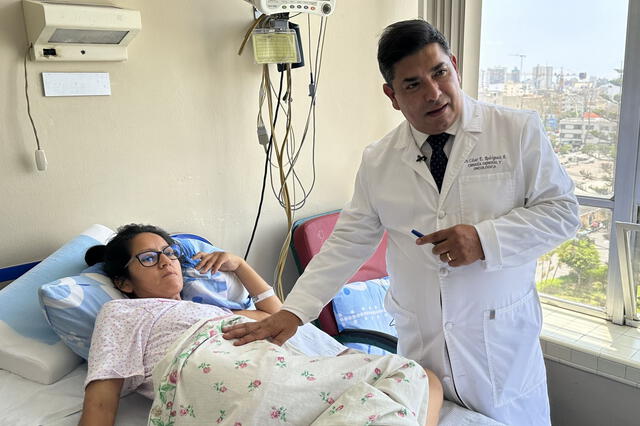 César Rodríguez diagnosticando a una paciente con cáncer de páncreas. Foto: Andina   