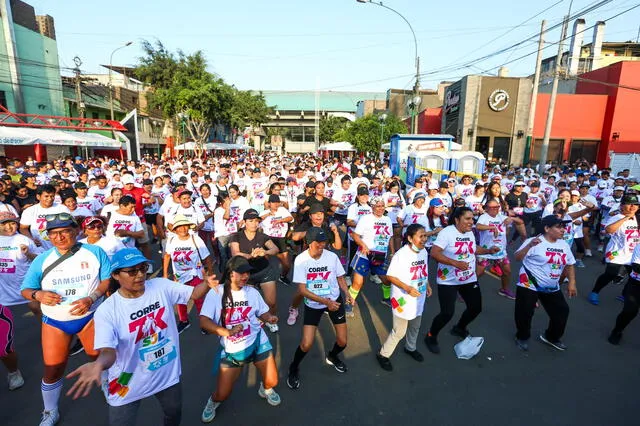 Participantes calentaron al ritmo de cumbia. Foto: Municipalidad de San Juan de Lurigancho/Facebook    