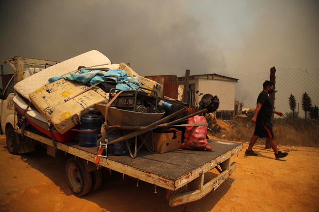 Miles de familias han perdido todo producto de los incendios forestales en Chile. Foto: AFP   