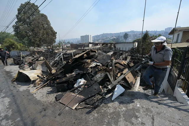 Miles de familias han perdido sus viviendas debido a los fuertes incendios que azotan Valparaíso. Foto: AFP   
