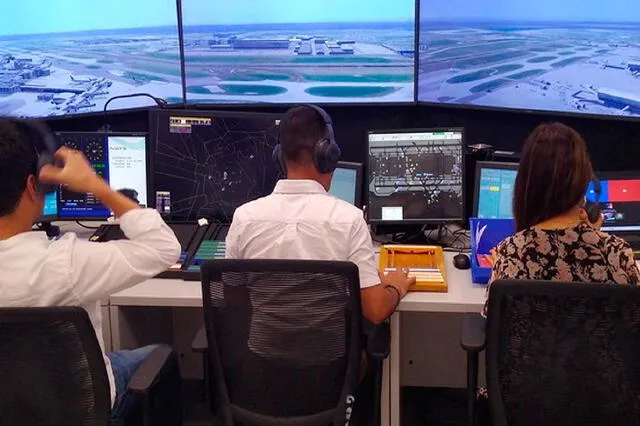 Los controladores aéreos desempeñan un papel crucial en la gestión y coordinación del tráfico aéreo para garantizar un flujo seguro y eficiente de los aviones. Foto: Turiweb.pe   
