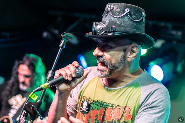 Julio Figueroa, vocalista de agrupación Sin Sangre Ni Balas, que nació en los 90. Foto: Difusión 