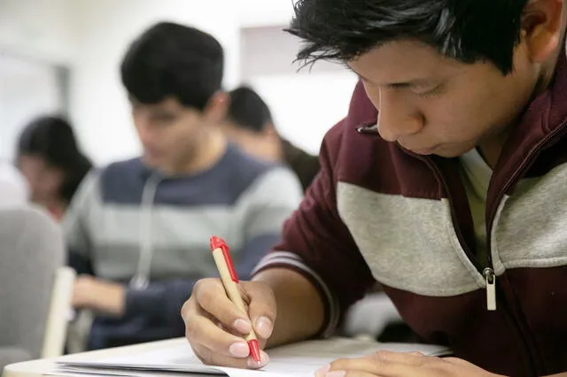 Estudiante de la UNI. Foto: Andina La Universidad Nacional de Ingeniería (UNI) es una destacada institución educativa en Perú, reconocida por su excelencia académica en ingeniería y ciencias aplicadas. Foto: Andina   