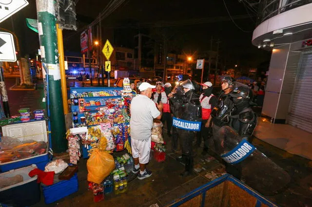 Personal de Fiscalización desaloja a vendedor ambulante. Foto: Municipalidad de San Juan de Lurigancho   