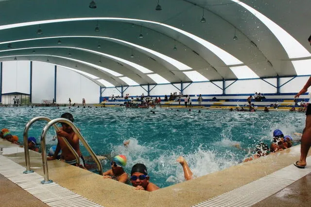 Complejo deportivo Canto Grande ofrece clases gratuitas de natación para todo tipo de edad. Foto: Andina.   