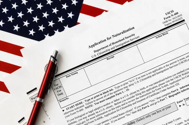 Para iniciar el proceso de naturalización, los aplicantes deben conocer cuáles son los documentos a presentar. Foto: Shutterstock   