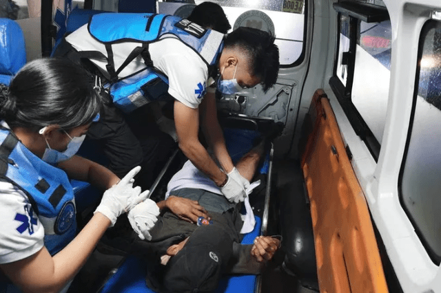 El hombre recibi primeros auxilios y fue llevado a un hospital de Filipinas. Foto: ViralPress 