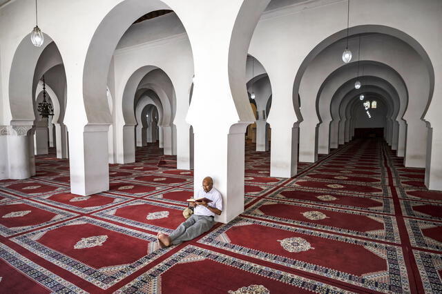 Un hombre lee el Corán en la mezquita Qarawiyyin, que también es una universidad teológica construida entre 857 y 859 d.C. Foto: AFP   