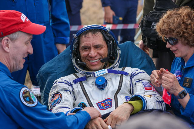 El 22 de febrero, el Ejército de Estados Unidos otorgó a Frank Rubio el Dispositivo de Astronauta del Ejército. Foto: AFP.   