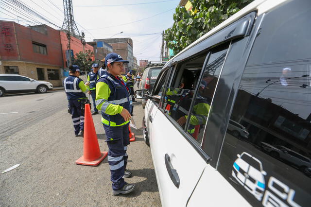 Fiscalizadora interviene auto en San Juan de Lurigancho. Foto: Municipalidad de San Juan de Lurigancho    