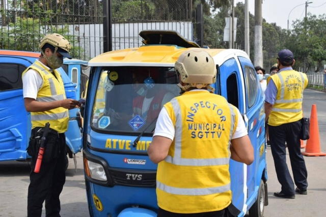 Fiscalizadores intervienen mototaxi. Foto: Municipalidad de San Juan de Lurigancho   