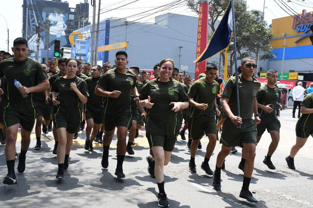 Úrsula Atarama supervisa a unos 110 soldados en el personal de tropa y adicionalmente está a cargo de otros 45 soldados, entre oficiales y suboficiales. Foto: Andina   