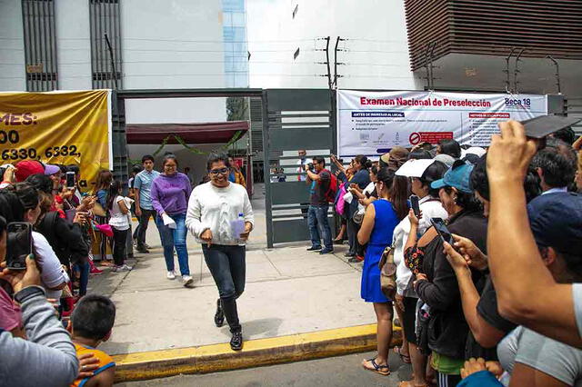 Estudiantes salen de examen nacional de preselección de Beca 18. Foto: El Peruano   