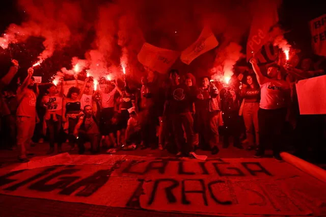 Protestas contra La Liga de España por los casos de racismo contra Vinicius. Foto: AFP   