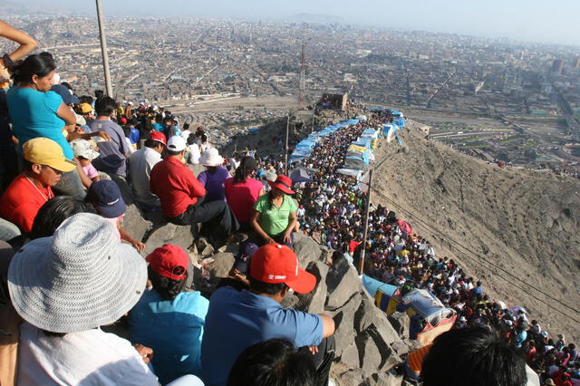 Cientos de personas suelen acudir al cerro San Cristóbal para participar en el Vía Crucis del 'Cristo Cholo'. Foto: Andina   