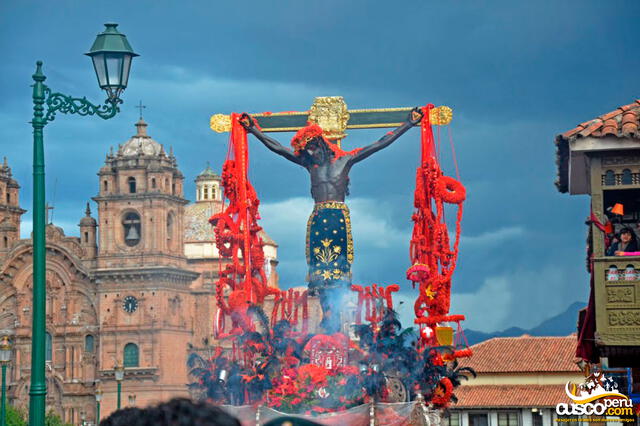 Durante la procesión del Señor de los Temblores en Cusco, se lleva la imagen en un anda especialmente adornada y acompañada por música sacra y danzas tradicionales. Foto: Cuscoperu.com   