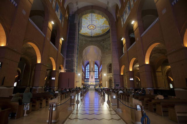 La construcción de la Basílica de Nuestra Señora Aparecida en Brasil comenzó en 1955 y se completó en 1980, convirtiéndose en un símbolo emblemático de la fe católica en el país. Foto: AFP La construcción de la Basílica de Nuestra Señora Aparecida en Brasil comenzó en 1955 y se completó en 1980, convirtiéndose en un símbolo emblemático de la fe católica en el país. Foto: AFP