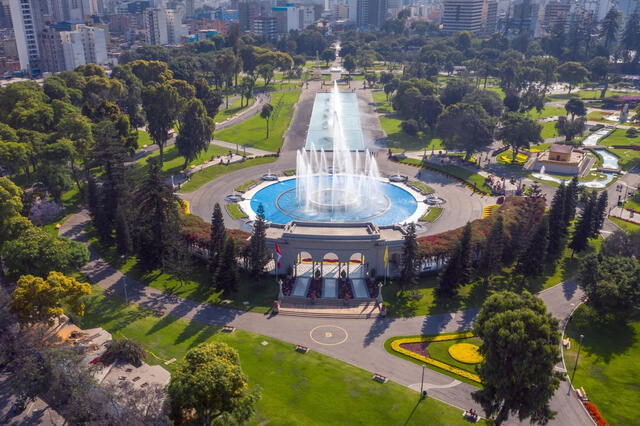  El Parque de las Aguas en Lima es conocido como el complejo de fuentes más grande del mundo y ofrece un espectáculo único de luz, agua y música. Foto: Andina   