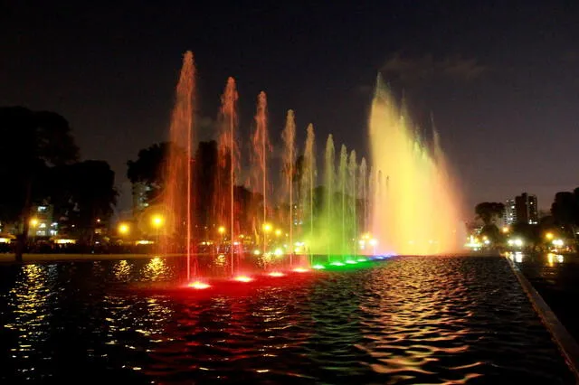  El Parque de las Aguas en Lima alberga la Fuente de la Fantasía, la cual combina efectos especiales acuáticos con proyecciones visuales. Foto: Andina    