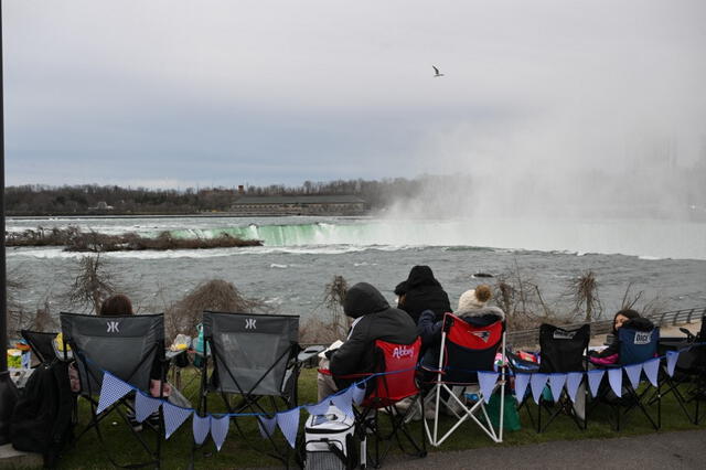  Personas se reúnen bajo un cielo nublado en el Parque Estatal de las Cataratas del Niágara antes de un eclipse solar total. Foto: AFP. 