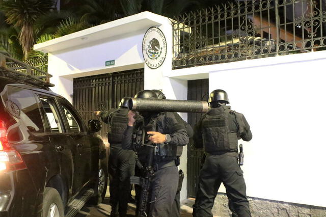 Fuerzas especiales de la policía irrumpieron en la embajada de México en Quito para arrestar al ex vicepresidente de Ecuador, Jorge Glas. Foto: AFP   