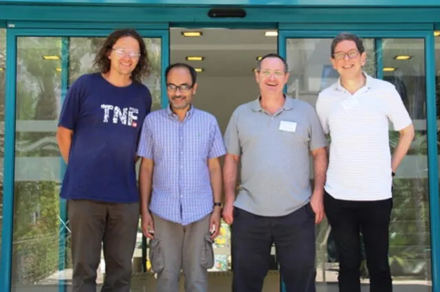  Zwiebach junto a otros científicos en el Holon Institute of Technology. Foto: Hit.ac.il   