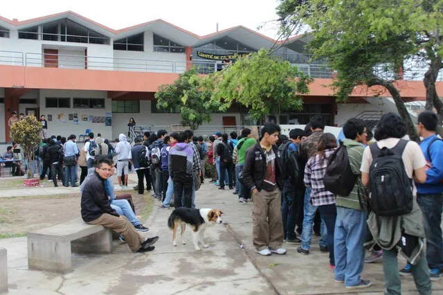 Estudiantes en cola para ingresar al comedor universitario de la San Marcos. Foto: La Mula   