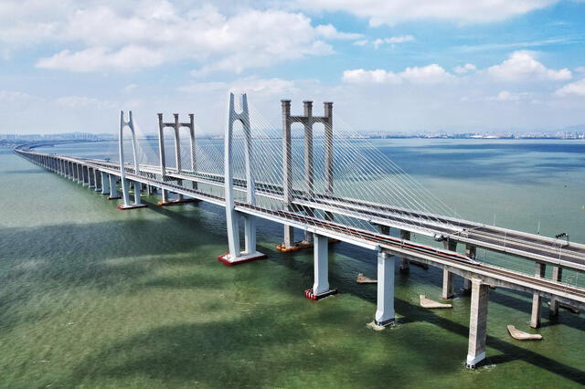  La provincia de Fujian ha sido testigo de la inauguración de este puente y tren bala sobre el agua. Foto: La Nación<br>    
