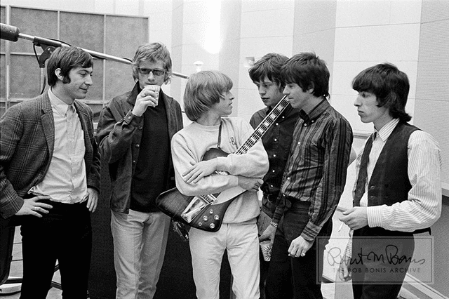  Andrew Loog Oldham y The Rolling Stones en los estudios RCA, 1965. Foto: The Bob Bonis archive   