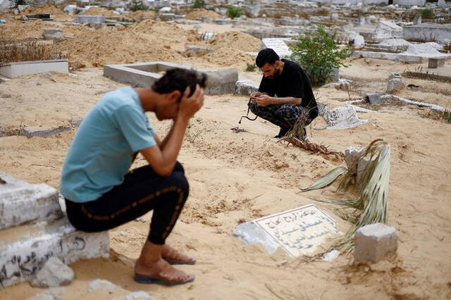  Tío de Sabreen al-Rouh junto a su tumba en Rafah, en el sur de la Franja de Gaza. Foto: Asharq Al-Awsat<br><br>    