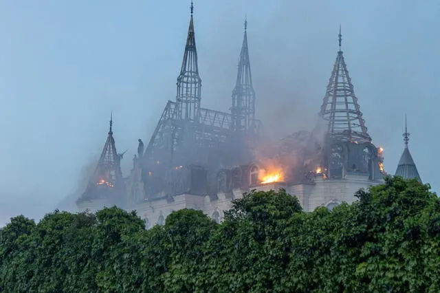 El 'castillo de Harry Potter', edificio que se consumió en llamas tras un ataque con misiles, en medio de la invasión rusa de Ucrania. Foto: AFP  