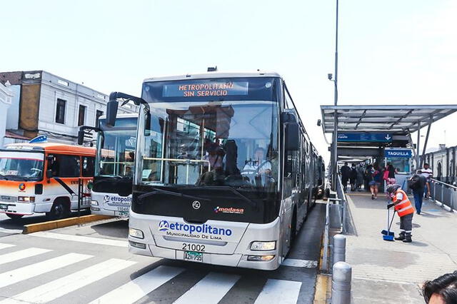 En cada estación del Metropolitano se pueden encontrar a orientadores del servicio. Foto: Andina   