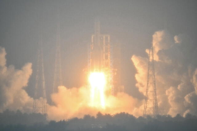 El Gran Marcha-5, cohete más grande de China, es parte de esta misión que durará alrededor de dos meses. Foto: AFP.   