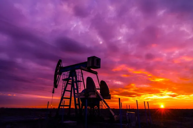 El petróleo es un bien necesario para la producción de energía, a pesar de sus efectos adversos al medio ambiente. Foto: AFP 